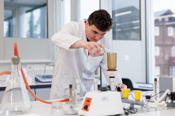 Hier bereiten sich Lernende und Weiterbildungswillige mit Leidenschaft und Präzision auf ihren Abschluss vor.