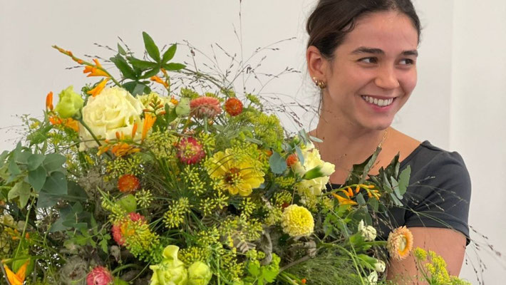 Blumen und ihre Arbeit bringen Sina Simmendinger zum Strahlen.