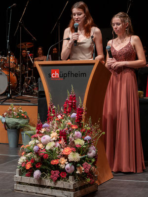 Rahel Bachmann und Gerda Krause (Schülerinnen T20); die Maturarede als Moment des Rückblicks auf Jahre voller Lernen, Freundschaften und Entwicklungen. (Bild: Rita Pauchard)