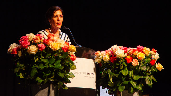 Musegg-Rektorin Rahel Stocker entliess die Maturi und Maturae mit den Worten: «Breiten Sie Ihre Flügel aus und fliegen Sie los!» (Bild: Jolanda Epprecht / Yvonne Henggeler-Sager)