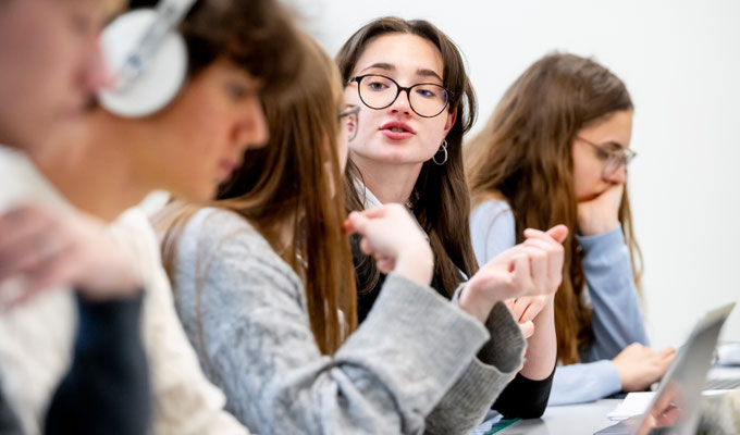 Zwei_junge_Frauen_diskutieren_ueber_Web_App_Fliehen_vor_Holocaust