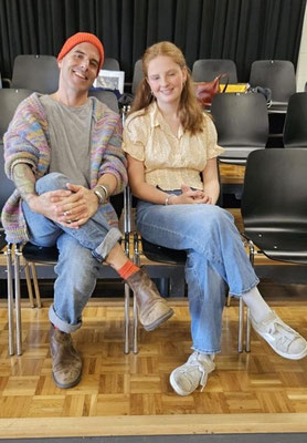Alva_Flury_Regisseur_Kim_Emanuel_Stadelmann_kurze_Pause_zwischen_den_Theaterproben