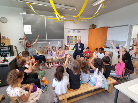 Ein unvergesslicher Moment: Gemeinsam mit Bildungsdirektor Armin Hartmann starteten die Erstklässlerinnen und Erstklässler voller Freude ins Abenteuer Schule. (Bild: Karin Döös)
