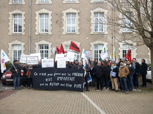 Rassemblement devant la DSDEN le 24 janvier