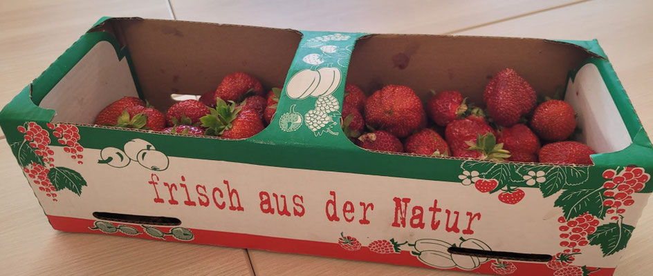 Zur Milch gehören die Erdbeeren.