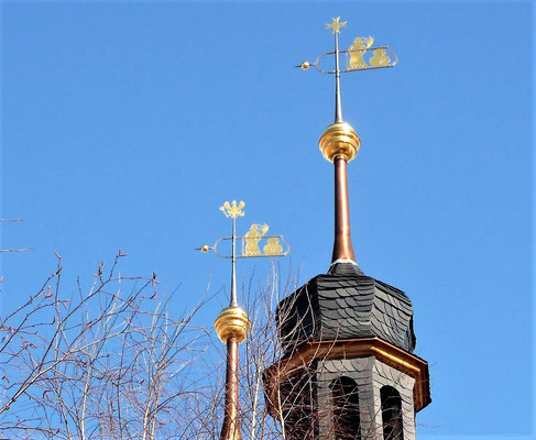  Die erneuerten goldig glänzenden Wetterfahnen mit dem Malteserkreuz und Preußenadler