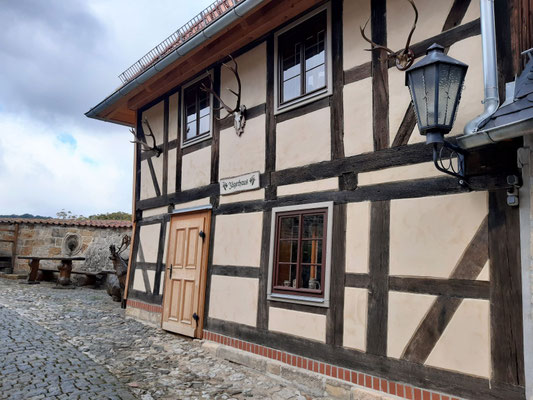 Das Jägerhaus. Dahinter der steinerne Kopf
