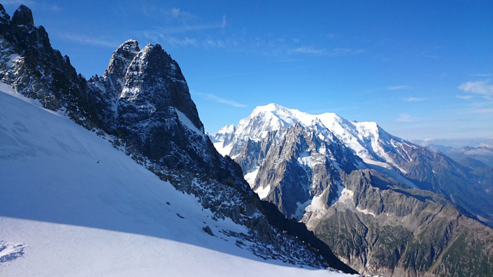 Rechts, der Mont Blanc, zu erkennen an der weißen Spitze