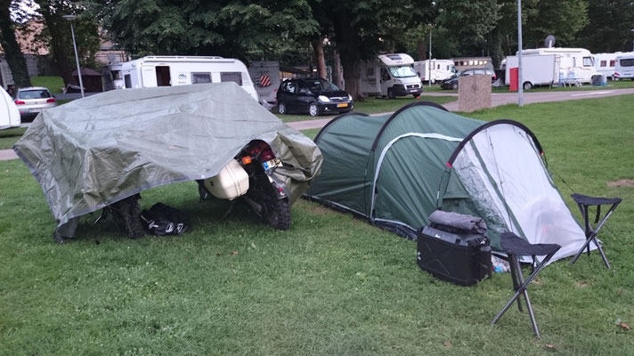 Sogar eine Plane haben die Bikes spendiert gekriegt