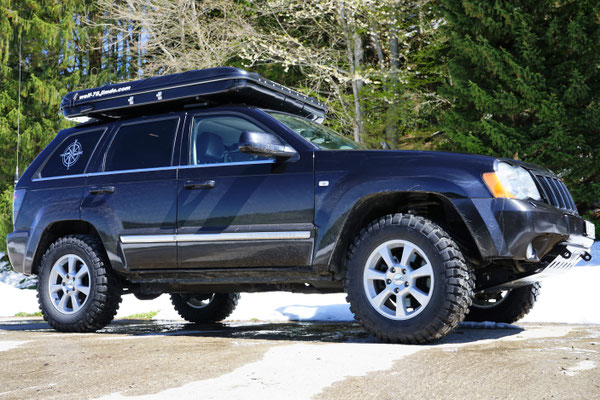 Jeep Grand Cherokee WH 3.0 CRD Overland mit Höherlegung, Offroad Bereifung Goodyear Wrangler Silent Armor 245/75 R17, Dachzelt und Unterfahrschutz, aufgebaut als Reise- und Offroad Fahrzeug für Alpen, Westalpen und Overland Touren