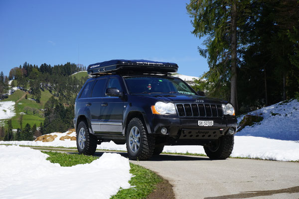 Jeep Grand Cherokee WH 3.0 CRD Overland mit Höherlegung, Offroad Bereifung Goodyear Wrangler Silent Armor 245/75 R17, Dachzelt und Unterfahrschutz, aufgebaut als Reise- und Offroad Fahrzeug für Alpen, Westalpen und Overland Touren