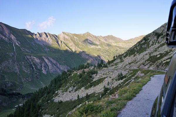 Toyota Hilux Revo Lago del Narèt Valle Maggia offroad Schweiz Tessin overland expedition 4x4 Natur Alpen Berge wolf78-overland.ch Stausee #landscape #reisen #Urlaub