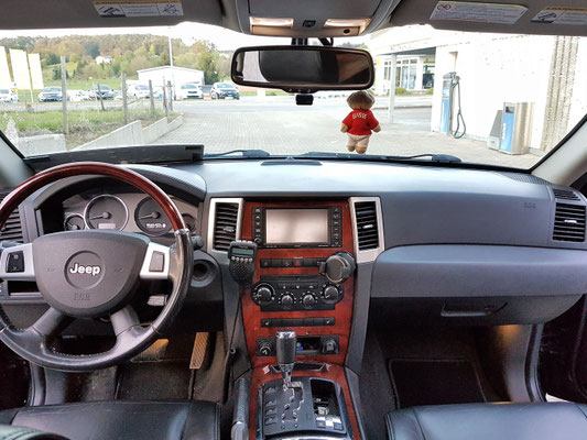 Jeep Grand Cherokee WH 3.0 CRD Overland mit Höherlegung, Offroad Bereifung Goodyear Wrangler Silent Armor 245/75 R17, Dachzelt und Unterfahrschutz, aufgebaut als Reise- und Offroad Fahrzeug für Alpen, Westalpen und Overland Touren