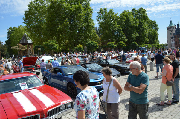 Präsentation der US-Cars vorm Dom beim Jahresstreffen 2016