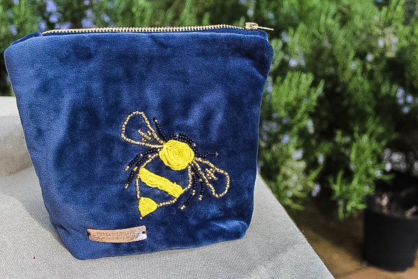 Bumble bee - Beauty bag, borsa portatutto in velluto - 35€ 