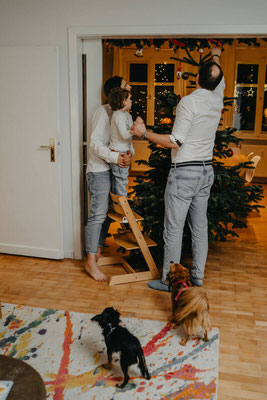 Festliche Familienglücksmomente: Ein Weihnachtsfotoshooting, das von Herzen kommt. Familienfotografie Weihnachtsfotoshooting, Festliche Vorbereitungen, Familienmomente, Weihnachtsfreude Liebevoll Eingefangen, Entspannte Erinnerungen zuhause