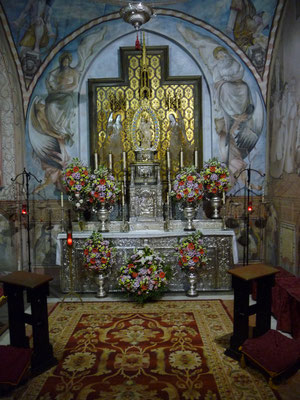 Die ältere und kleinere Kapelle, beteht seit der Zeit von Kolumbus und ist immer noch mit dem original Altar ausgeschmückt.