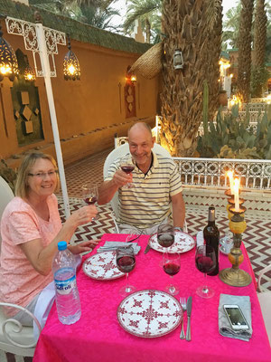 ...wie aussen. Wir lassen uns durch die marokkanische Küche verwöhnen und geniessen den zweiten, tollen Abend. Leider immer noch ohne Ida (...die Arme!!) 