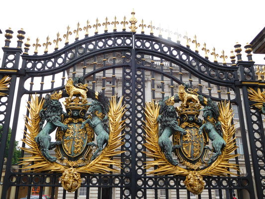 Sehr schöne Schmiedearbeit am Haupttor zu Buckingham-Palace.