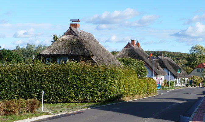 Der Weg nach Norden führt an schönen Reetdach-Häusern vobei.