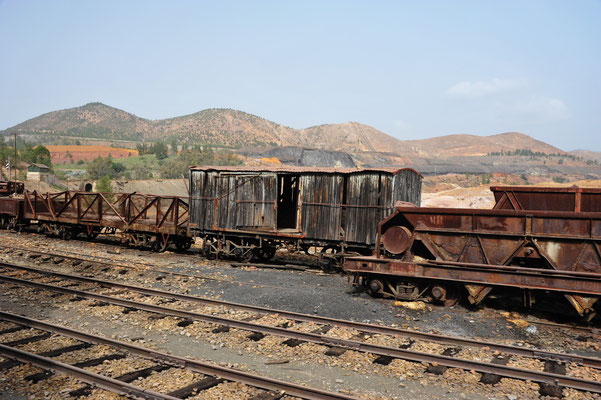 Ganze Züge inklusive Dampflokomotiven wurden bei der Schliessung einfach stehen und liegen gelassen. Sanierungs- und Schliessungskonzepte hat es scheinbar keine gegeben.