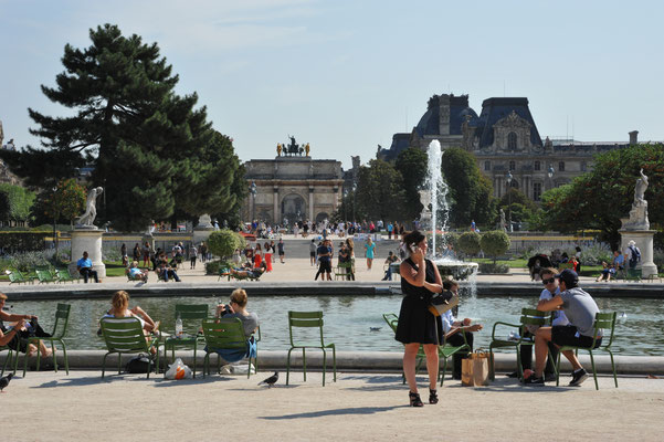 Die noch immer lebensfrohen Pariser (trotz Terrorgefahr), geniessen über Mittag den letzten heissen Sommertag in diesem Jahr.