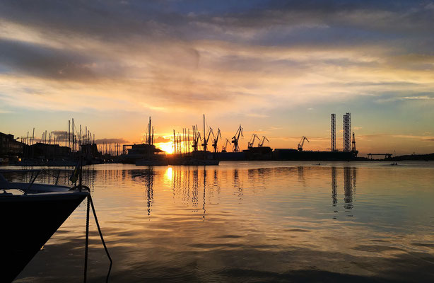 ...dafür erleben wir einen gewaltigen Sonnenuntergang am Hafen von Pula...