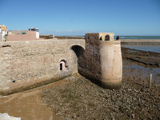 Die weit aus den Stadtmauern herausragenden Bastionen liegen bei Ebbe trocken.