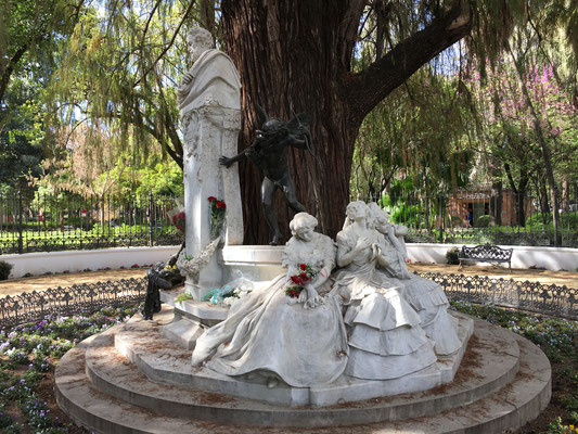 Im zugehörigen Park ist das romantische Denkmal zu sehen.