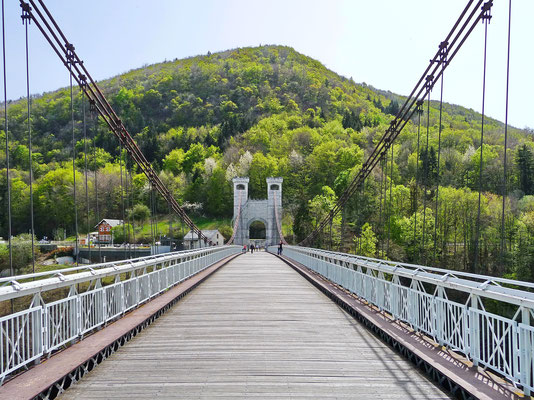 Auf der alten Verbindungsroute Genf und Grenoble, passieren wir die alte, im Jahr 1839 erbaute Hängebrücke über das schroffe Usses-Tal. Diese war damals eine der ersten Hängeseilbrücken Europas, mit einer Spannweite von beinahe 200 m.