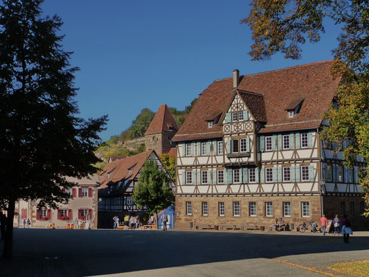 ...die wunderschönen historischen Gebäude füllen den Klosterhof.