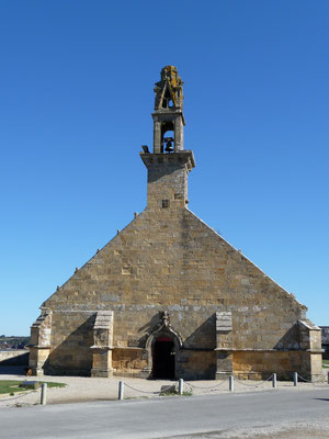 Die Kapelle beim Hafen, welche aus dem 16. Jahundert stammt, wurde bei der Schlacht "Trez-Rouz" 1694 durch eine Kanonenkugel der Turmspitze beraubt.