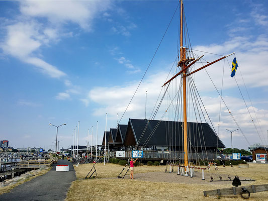 Wir sind vorzeitig in Malmö zum Treff mit unseren Liebsten. Nach dem Wäschetag, gönnen wir uns im nahegelegenen Jachthafen von Malmö einen Apéro.