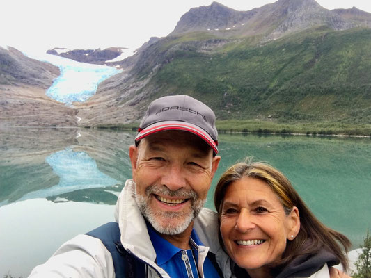 Es war eine eindrückliche Wanderung. Ein letzter Blick zurück über den Gletschersee "Svartisvatnet" und natürlich ein Selfie mit dem Spiegelbild der Gletscherzunge. 