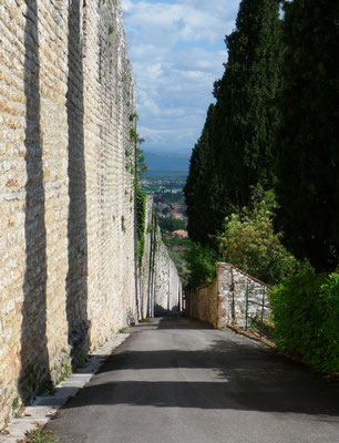 Wir spazieren der alten Stadtmauer entlang und geniessen die wunderbare Ausicht über die Stadt... 
