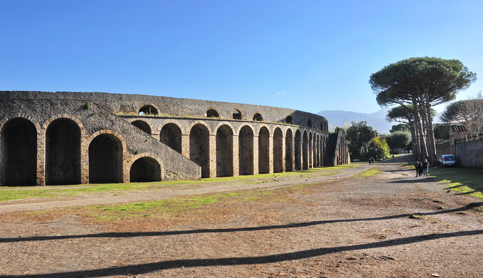 Das Amphitheater von Pompeji machte einige Jahre vor dem Untergang der Stadt bis nach Rom Furore. Im Theater, welches rund 20'000 Zuschauer aufnahm kam es im Jahre 59 n. Chr. zu blutigen Massenkrawallen mit Besuchern aus der benachbarten Stadt Nuceria.