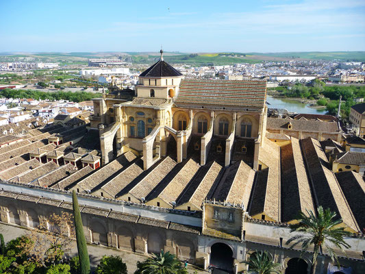 Von oben ist die Struktur klar zu erkennen. Die auf einer Grundfläche von 175 x 135 Metern gebaute ehemalige Moschee und zentral hineingestellt die Kathedrale von Cordoba.