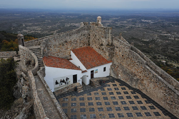 Die Burg ist teilweise gut erhalten und wurde attraktiv herausgeputzt.