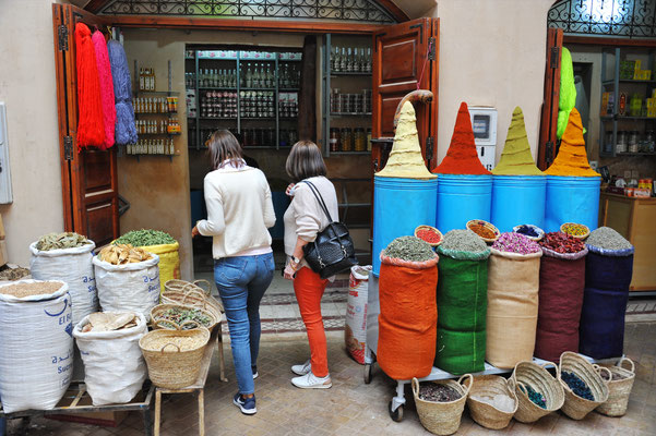 ...wo sich Ruth und Ida an der Gewürzbörse von Marrakech ...