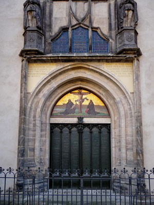 ...dort wo Martin Luther (wahrscheinlich) seine 95 Thesen vor 501 Jahren an die Kirchentüre genagelt hatte .