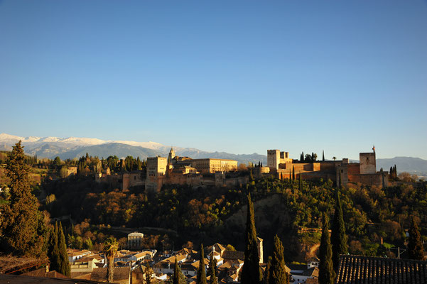 Diese Sicht auf Alhambra vom Kirchenplatz  San Nicolas aus, im oberen Teil von Albaicin, ist weltbekannt. 