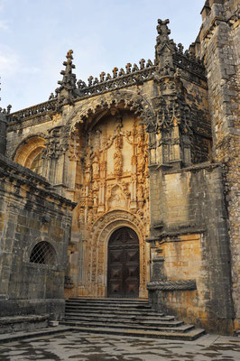 Der Haupteingang zur riesigen Klosteranlage ist wie grosse Teile der im Mittelalter erstellten Anlage sehr kunstvoll geschaffen.