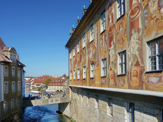 Zurück beim "Alten Rathaus" von Bamberg, wo die nordwestliche, reich bemalte Fassade in der Nachmittagssonne wunderbar zur Geltung kommt.