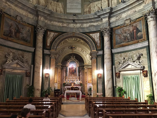Leider dort dasselbe: "Einfach zuviele Menschen"! So geben wir uns mit dem Besuch der sehr schönen Kirche, der einzigen Kirchgemeinde im Vatikan, zufrieden.