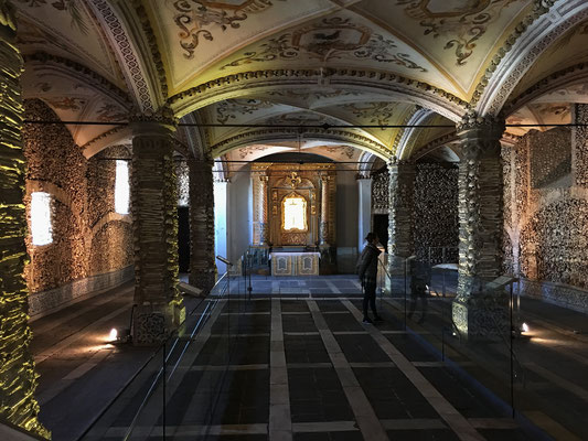  Wie bereits einmal erwähnt, werden im Süden Portugals die Gebeinhäuser kunstvoll ausgestaltet.