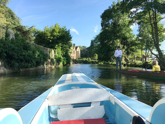 Wir geniessen eine Pedalofahrt im alten Kanalsystem von Oxford. Einen Teil davon fahren wir sogar auf der Themse, genau auf dem Teilstück wo die berühmte...