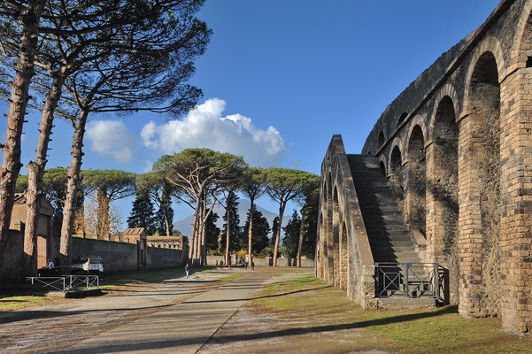 Als Konsequents daraus verbot Kaiser "Nero" die Gladiatorenkämpfe für 10 Jahre. Das heisst, das Amphitheater konnte vor dem Untergang lediglich noch 10 Jahre betrieben werden.