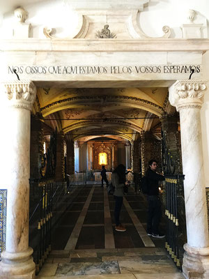  Der Spruch über der Eingangspforte zum grössten Gebeinhaus Portugals heisst frei übersetzt: "Wir Knochen hier, wir warten auf dich". So wird einem die eigene Vergänglichkeit bewusst vor Augen gehalten, was zwischendurch ja ganz gut ist.  