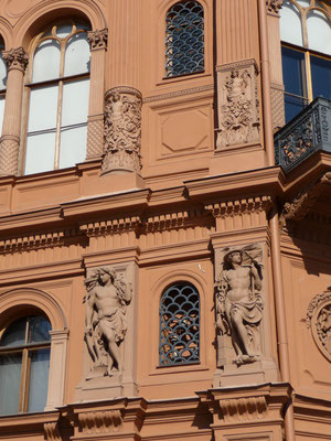 Die schön gestaltete Fassade des Kunstmuseums "Riga Bourse"