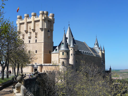 Ein erster Blick auf Alcazar de Segovia, eine der bekanntesten Burgen in Spanien.